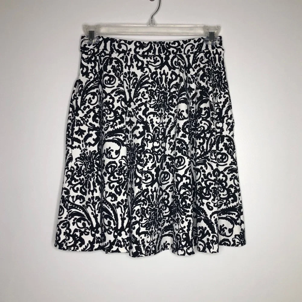 Adrienne Vittadini white & black floral print ponte skirt, size small